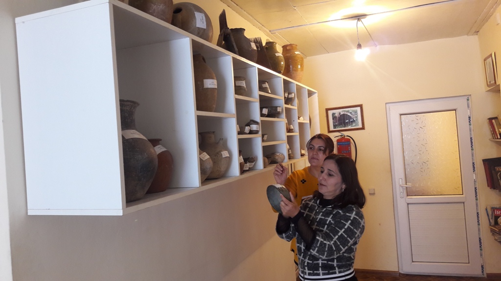 Qoruğun idarə binasında ekponatlardan ibarət yaradılmış kiçik muzey yeni eksponatlarla zənginləşdirilir. Qoruğun idarə binasında ekponatlardan ibarət yaradılmış kiçik muzey yeni eksponatlarla zənginləşdirilir.