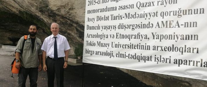 Ak. Şahin Mustafayev Damcılı arxeoloji ekspedisiyası ilə tanış olarkən. Akademik Şahin Mustafayev Damcılıda