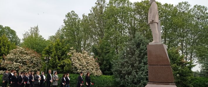 Müstəqil Azərbaycan dövlətinin qurucusu və memarı Ümummilli Lider Heydər Əliyevin anadan olmasının 102 illiyi münasibətilə “Avey” Dövlət Tarix-Mədəniyyət qoruğunun kollektivi böyük hörmət və ehtiramla Ulu Öndər Heydər Əliyevin abidəsini və adını daşıyan mərkəzi ziyarət etmişdirlər Müstəqil Azərbaycan dövlətinin qurucusu və memarı Ümummilli Lider Heydər Əliyevin anadan olmasının 102 illiyi münasibətilə “Avey” Dövlət Tarix-Mədəniyyət qoruğunun kollektivi böyük hörmət və ehtiramla Ulu Öndər Heydər Əliyevin abidəsini və adını daşıyan mərkəzi ziyarət etmişdirlər