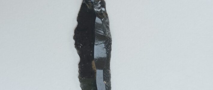 Neolit – Neolithic / Adı: Obsidiandan hazırlanmış kəsici alət – Name: Obsidian Cutting Tool Neolit – Neolithic / Adı: Obsidiandan hazırlanmış kəsici alət – Name: Obsidian Cutting Tool