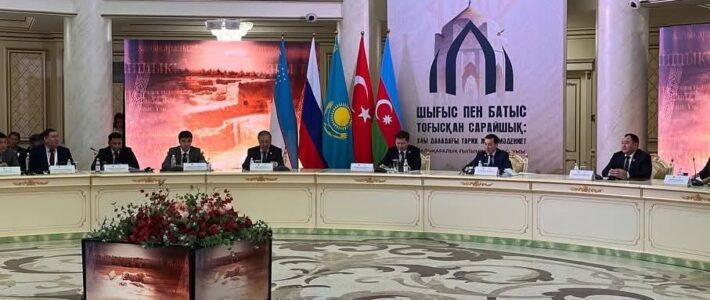 17–18 noyabr 2025-ci il tarixlərində Qazaxıstan Respublikasının Atırau şəhərində fəaliyyət göstərən Xan Ordalı Sarayşık qoruğu “Şərq və Qərbin qovşağında Sarayşık: Böyük çölün tarixi və mədəniyyəti” adlı Beynəlxalq Elmi Simpozium təşkil etmişdir