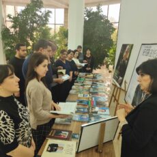 Ümummilli Lider, müasir Azərbaycan dövlətçiliyinin banisi Heydər Əliyevin anım günü münasibətilə “Avey” Dövlət Tarix-Mədəniyyət qoruğunun əməkdaşları Ulu Öndərin abidəsini və onun adını daşıyan mərkəzi ziyarət ediblər