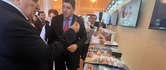 AMEA Arxeologiya və Antropologiya İnstitutu tərəfindən 2025-ci ildə yerinə yetirilmiş elmi-tədqiqat işlərinin yekunlarına həsr olunmuş sərgidə “Avey” Dövlət Tarix-Mədəniyyət qoruğunun əməkdaşları qoruq ərazisindən tapılan arxeoloji eksponatlarla iştirak etmişdirlər