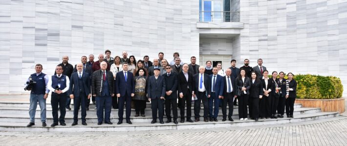 13-14 aprel 2026-cı il tarixlərində paleolitşünas, tarix üzrə fəlsəfə doktoru, dosent Mansur Mansurovun anadan olmasının 90 illik yubileyinə və 18 Aprel Beynəlxalq Abidələr və Tarixi Yerlər Gününə həsr olunmuş “Gəncə-Qazax bölgəsinin arxeoloji və antropoloji tədqiqininin aktual problemləri” adlı beynəlxalq elmi konfrans keçirilmişdir