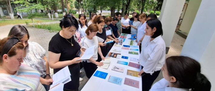 Azərbaycan Respublikasında 2026-cı ilin 18 may-18 iyun tarixlərinin “İnsan Hüquqları Aylığı” elan edilməsi ilə əlaqədar “Avey” Dövlət Tarix-Mədəniyyət qoruğunun inzibati binasında insan hüquq və azadlıqlarının təbliği məqsədilə maarifləndirici kitab sərgisi təşkil olunub Azərbaycan Respublikasında 2026-cı ilin 18 may-18 iyun tarixlərinin “İnsan Hüquqları Aylığı” elan edilməsi ilə əlaqədar “Avey” Dövlət Tarix-Mədəniyyət qoruğunun inzibati binasında insan hüquq və azadlıqlarının təbliği məqsədilə maarifləndirici kitab sərgisi təşkil olunub